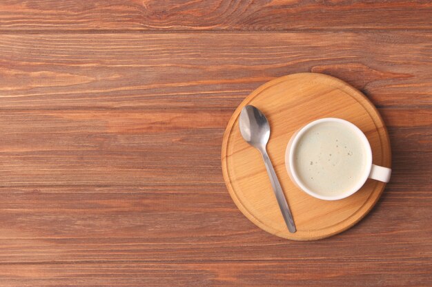 Taza de café con espuma de cerca con lugar para texto