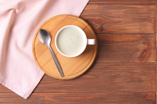 Taza de café con espuma de cerca con lugar para texto