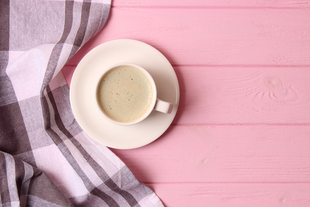 Foto taza de café con espuma de cerca con lugar para texto