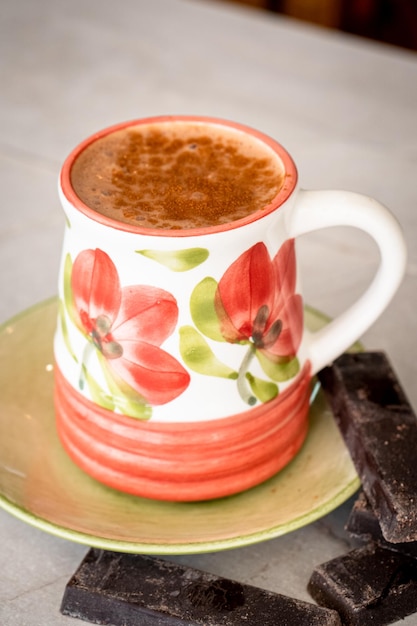 Foto una taza de café con un estampado de flores.