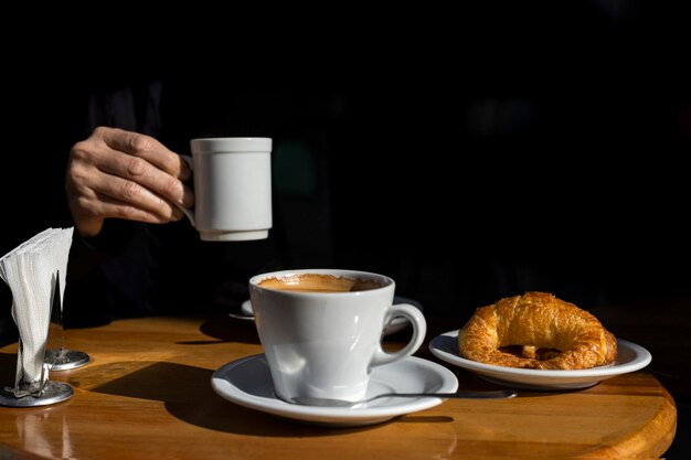 Taza de café estilo argentino con croissant