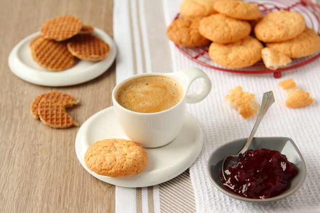 Taza de café expreso con galletas de coco en un plato