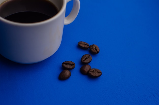 Taza de café expreso con granos de café