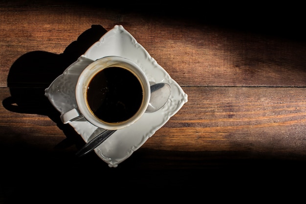 Taza de café expreso en la mesa de madera