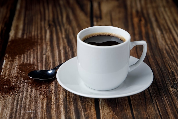 Taza de café expreso en mesa de madera