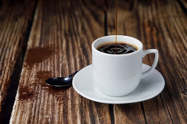 Taza de café expreso en mesa de madera