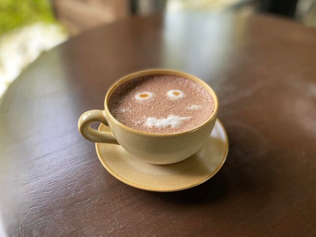 Taza de café feliz en la mesa