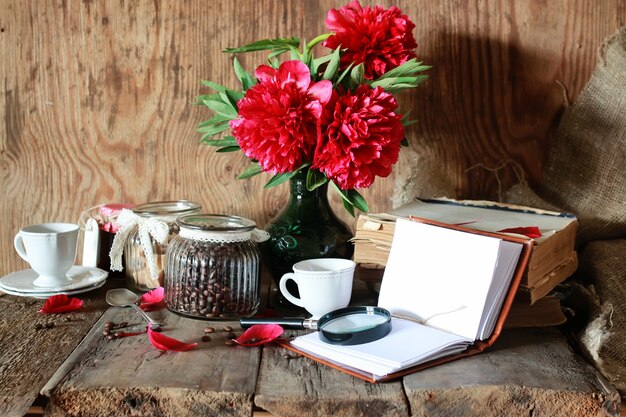 Taza de café flor de libro antiguo