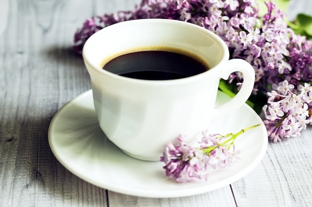 Taza de café y flores lilas