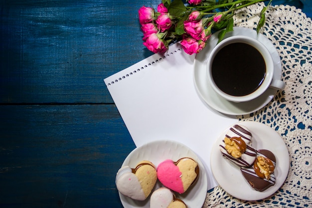 Taza de café con flores y nota.