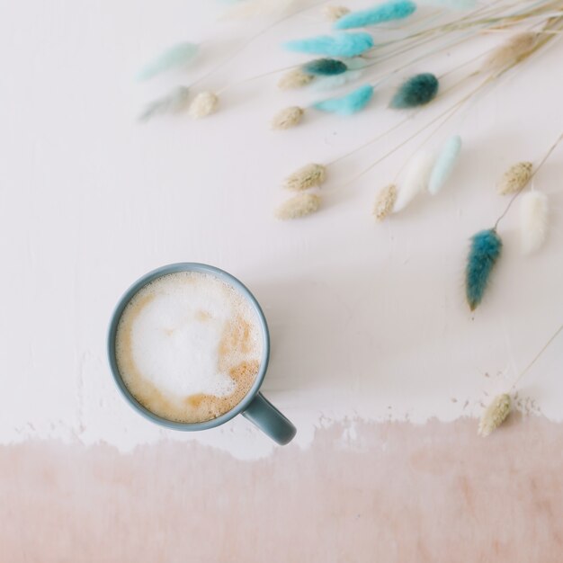 Taza de café con flores secas Desayuno flatlay con taza grande de café capuchino lechoso y flores Estilo rústico Buenos días