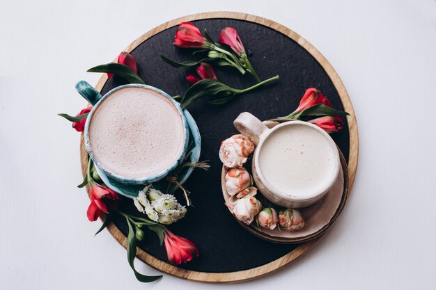 Taza de café con flores, vista superior