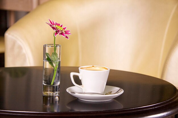 taza de café con flores