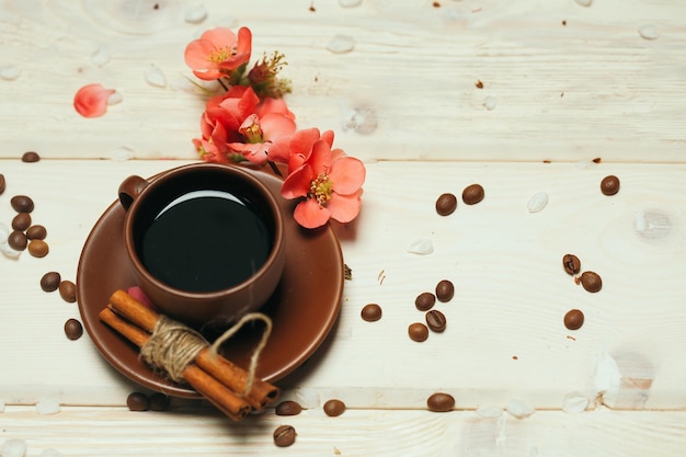 Taza de café y flores