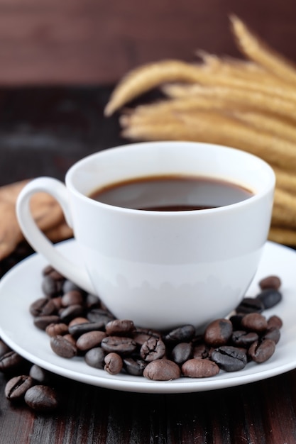 Taza de café en el fondo de madera