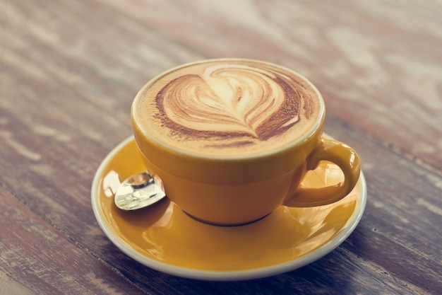 Taza de café en el fondo de madera