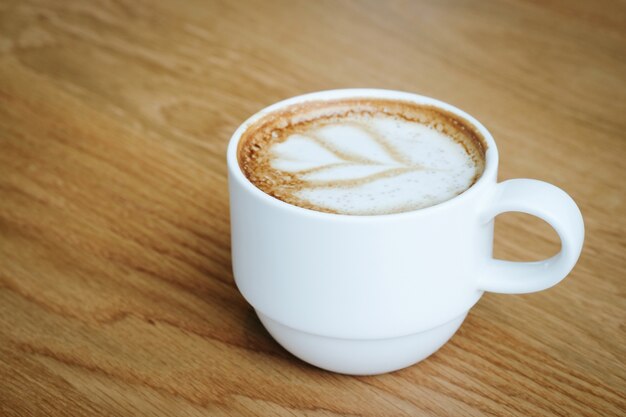 Taza de café en el fondo de madera