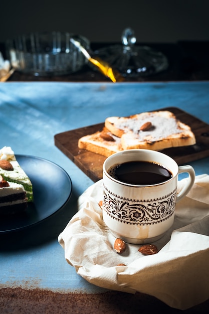 Taza de café en el fondo rústico, concepto clásico.