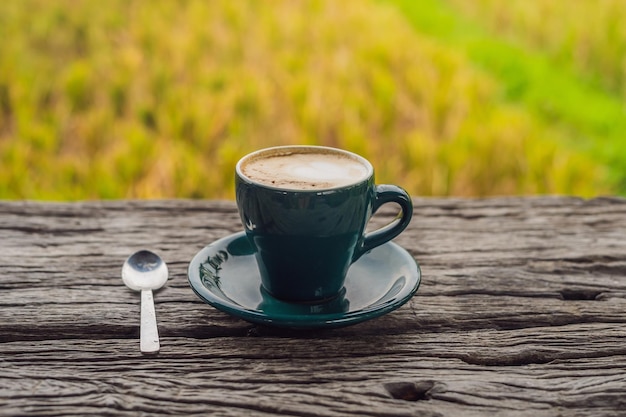 Una taza de café en el fondo de una vieja mesa de madera