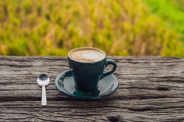 Una taza de café en el fondo de una vieja mesa de madera