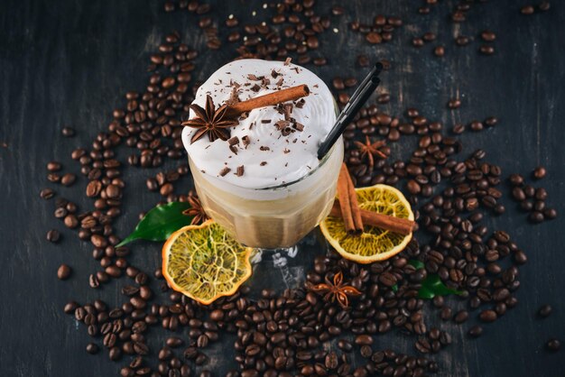 Taza de café fragante Frappe con helado y caramelo Sobre un fondo de madera negra Vista superior Espacio de copia