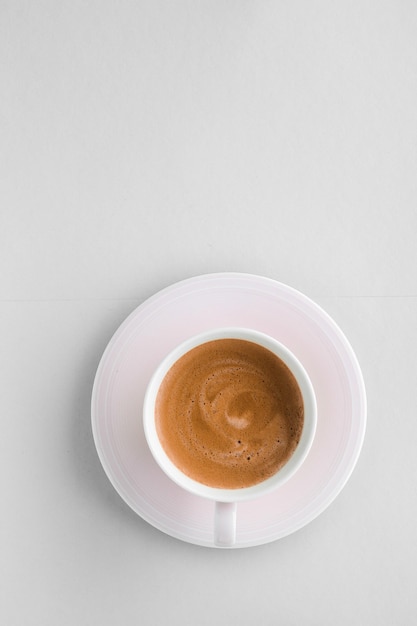 Taza de café francés caliente como bebida de desayuno tazas flatlay sobre fondo blanco.