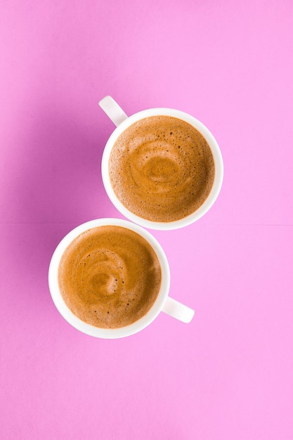 Taza de café francés caliente como bebida de desayuno tazas flatlay sobre fondo rosa