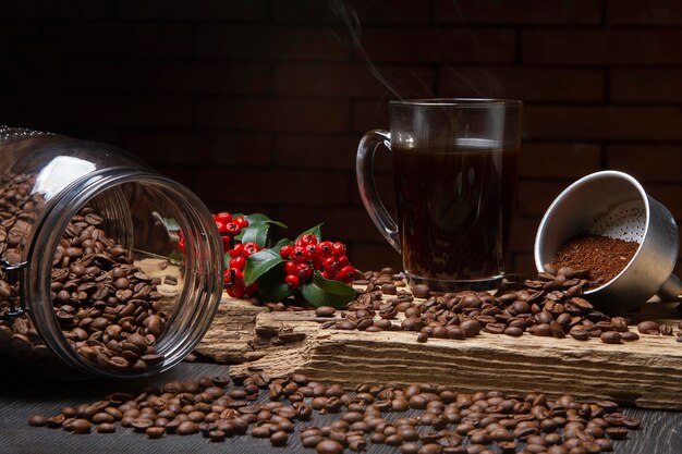 Taza de café en un frasco de vidrio de madera rústica con granos de caféxA