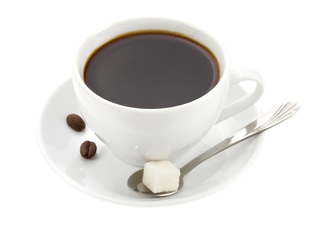 Taza de café y frijoles aislados sobre superficie blanca