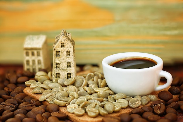 Taza de café con frijoles y casas.