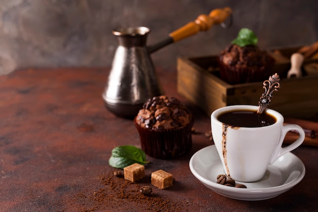 Taza de café con frijoles cooffee, caja de madera con granos de café y especias,