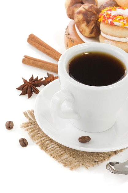 Taza de café con frijoles y dulces en blanco