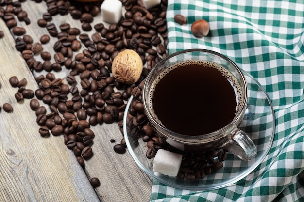 Taza de café y frijoles en madera