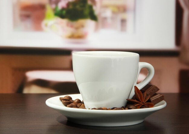 Foto taza de café con frijoles en la mesa de café