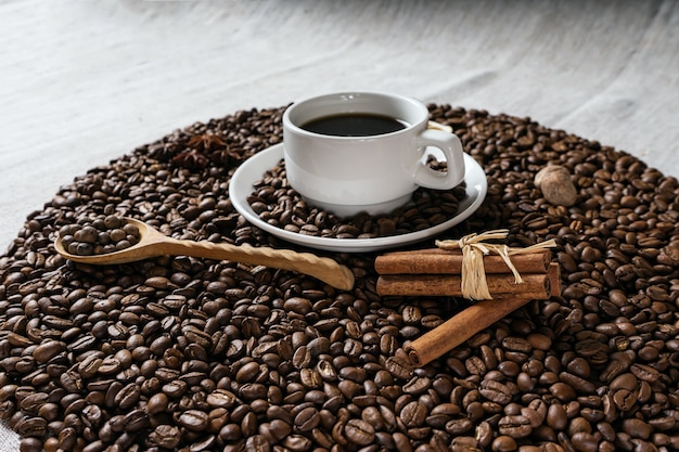 Taza de café y frijoles en la mesa de la cocina antigua.