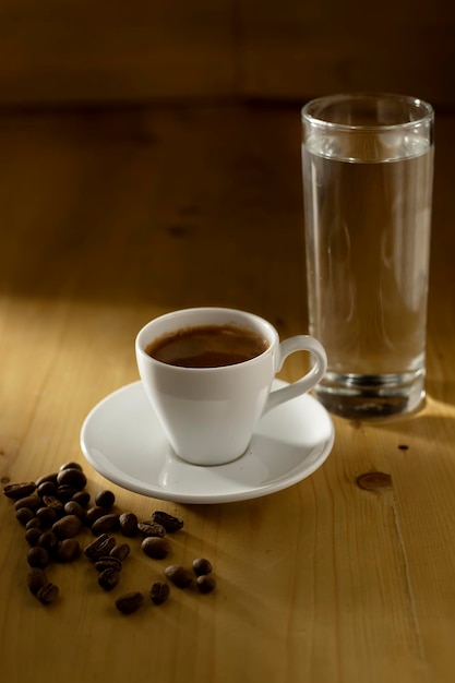 Taza de café y frijoles en mesa de madera