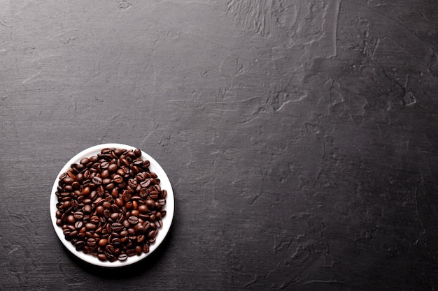 Taza de café con frijoles en la mesa, vista superior