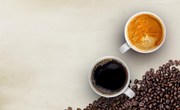 Taza de café y frijoles sobre fondo blanco de mesa. vista superior