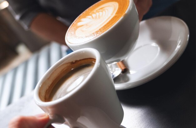 Taza de café y frijoles sobre un fondo blanco