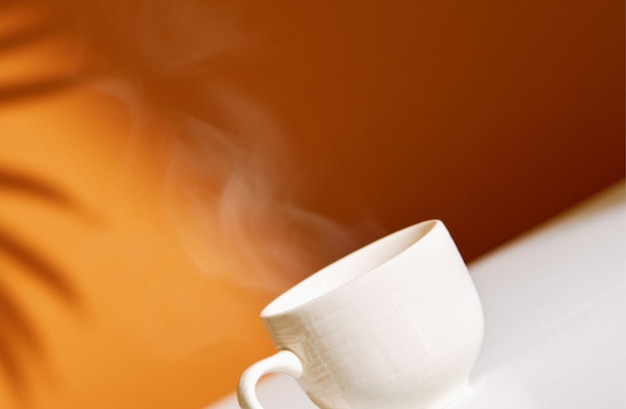 Taza de café y frijoles sobre un fondo blanco