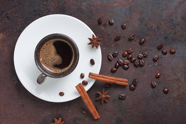 Taza de café y frijoles tostados