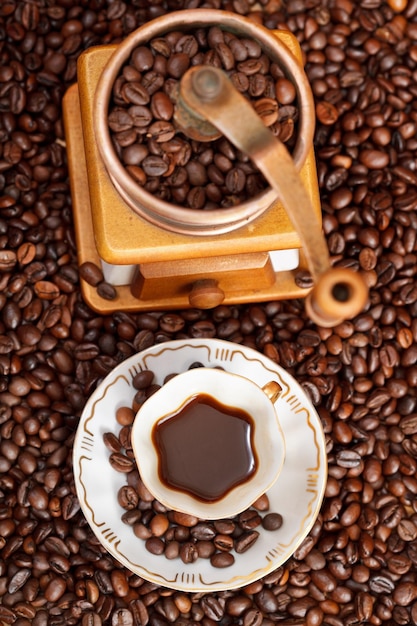 Taza de café y frijoles tostados