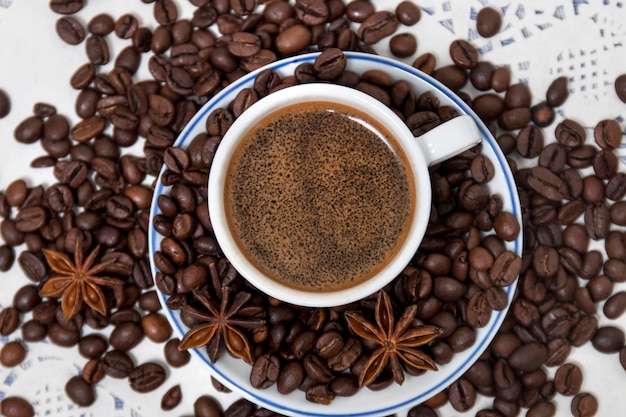 Taza de café con frijoles untados