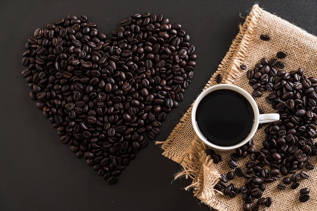 Taza de café y frijoles