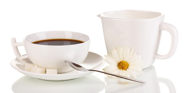 Una taza de café fuerte y crema dulce aislado en blanco