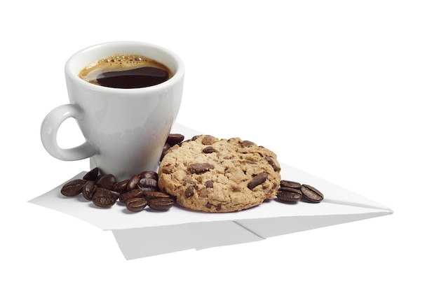 Taza de café y galleta en un avión de papel aislado sobre fondo blanco. foto conceptual