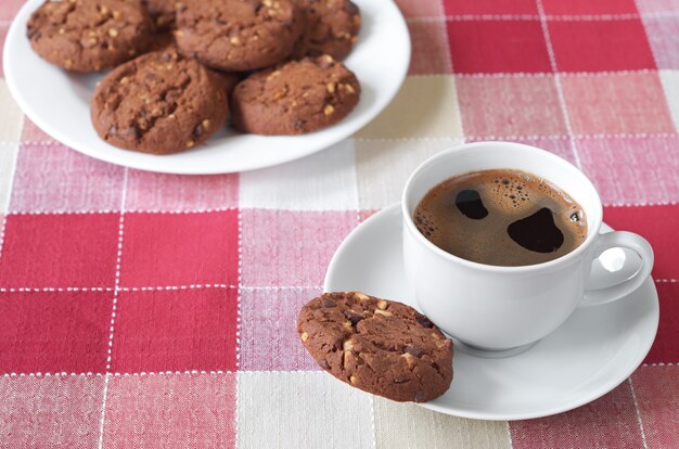 Taza de café y galleta con chocolate y nueces