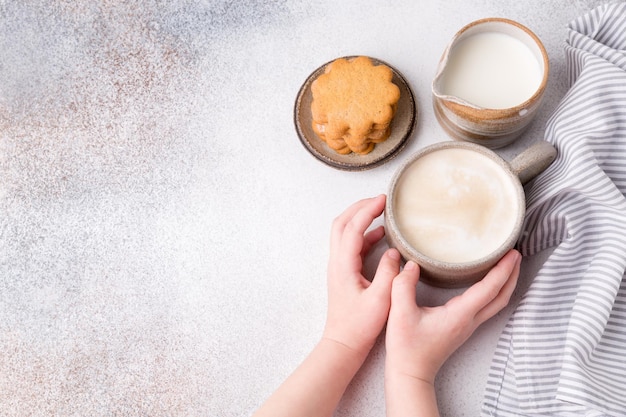 Taza de café y galletas caseras, desayuno ligero o merienda, bebidas calientes de invierno