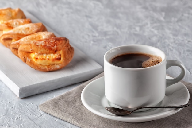 Taza de café y galletas caseras con requesón. horneado casero