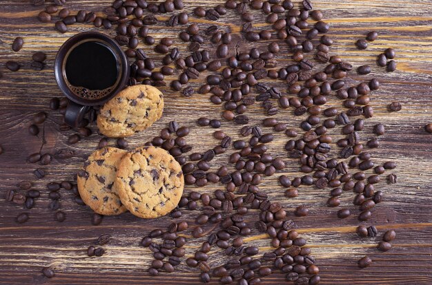 Taza de café con galletas de chocolate en la mesa